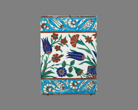 Carreau de bordure à la frise de pots et de touffes de fleurs. Bordure de rinceaux de fleurettes sur fond turquoise, image 1/2
