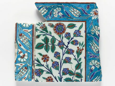 Carreau à motifs quatre-fleurs bordée d'une frise quatre-fleurs sur fond turquoise, image 1/1