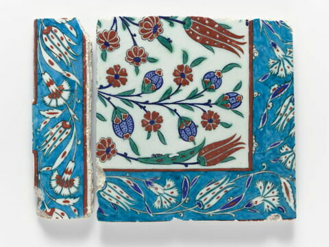 Carreau à motifs quatre-fleurs bordée d'une frise quatre-fleurs sur fond turquoise, image 1/1