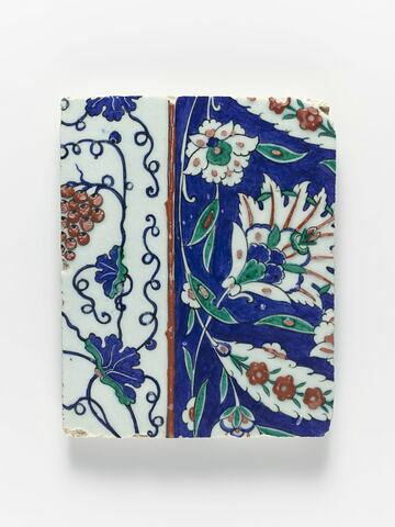 Carreau de bordure à la frise de pampre ; Feuilles dentelées et rosettes sur fond bleu, image 1/1
