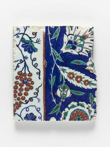 Carreau de bordure à la frise de pampre ; Feuilles dentelées et rosettes sur fond bleu, image 1/1