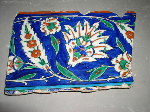 Carreau de bordure au rinceau de feuilles hançeri, palmettes et fleurs composites sur fond cobalt