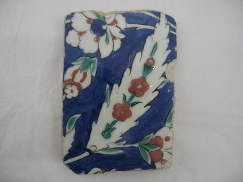 Fragment de carreau de bordure au rinceau de feuilles hançeri, palmettes et feuilles composites sur fond cobalt