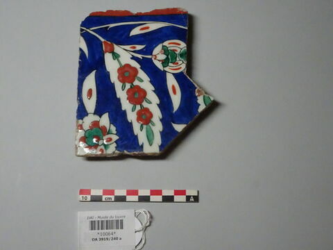 Fragment de bordure à fleurs-palmettes et feuilles fleuries sur fond bleu