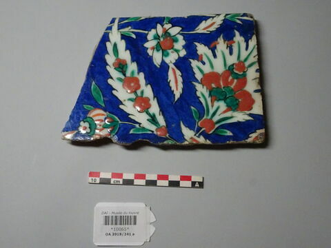 Fragment de carreau de bordure au rinceau de feuilles hançeri, palmettes et feuilles composites sur fond cobalt