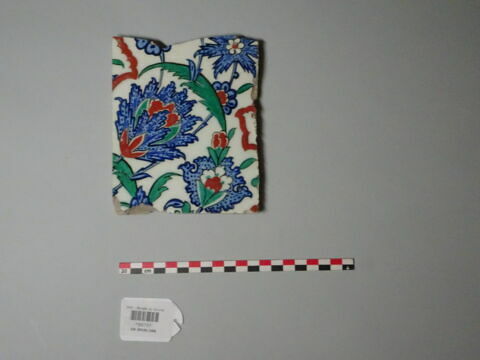 Fragment de carreau à médaillons trilobés meublés de bouquets "4 fleurs", cernés de tiges fleuries ondulantes