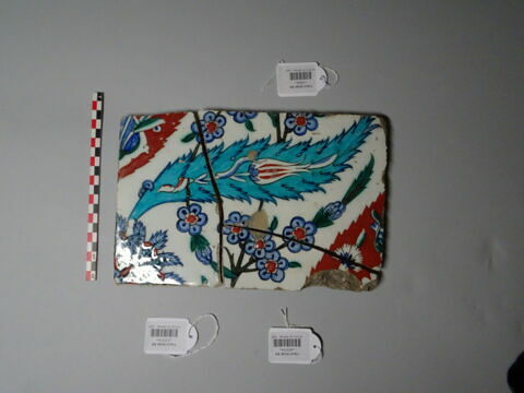 Fragment de carreau lacunaire aux mandorles rouges, feuille saz et branche fleurie, image 2/2