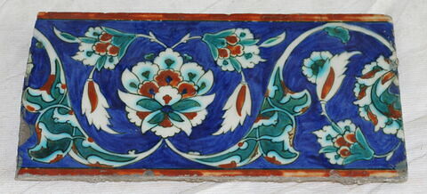 Carreau de bordure au rinceau de rumis et fleurs composites sur fond bleu, image 2/2