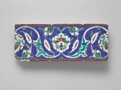 Carreau de bordure au rinceau de rumis et fleurs composites sur fond bleu