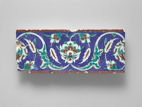 Carreau de bordure au rinceau de rumis et fleurs composites sur fond bleu