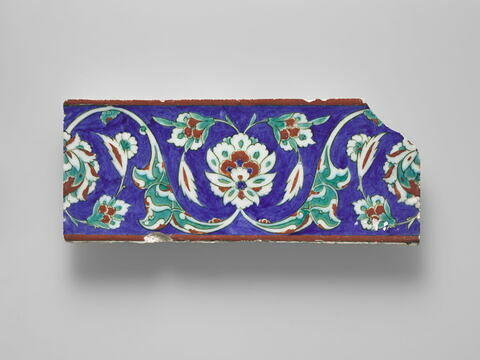 Carreau de bordure au rinceau de rumis et fleurs composites sur fond bleu, image 1/1