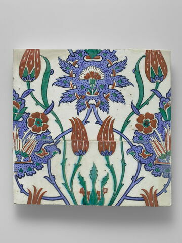 Carreau aux palmettes feuillues ou polylobées et aux tulipes ondulantes, image 1/1