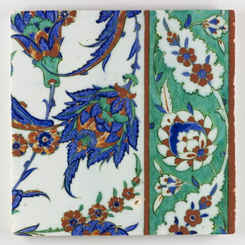 Carreau à fleurs saz épanouie et bordure à fleurs saz et feuilles dentelées fleuries sur fond vert, image 1/1