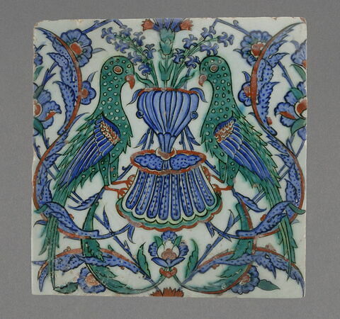Carreau aux oiseaux perchés sur une fontaine, image 1/3