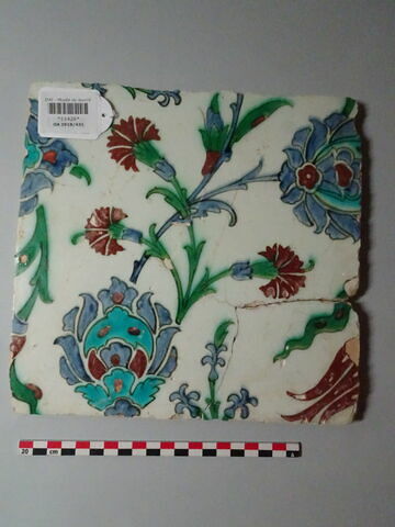 Carreau aux tiges ondulantes, fleurs saz épanouies et quatre fleurs, image 1/1
