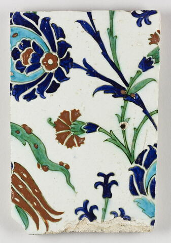 Carreau à décor de tiges ondulantes quatre fleurs et saz, image 1/1