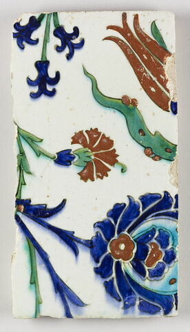 Carreau fragmentaire à décor de tiges ondulantes quatre fleurs et saz, image 1/1