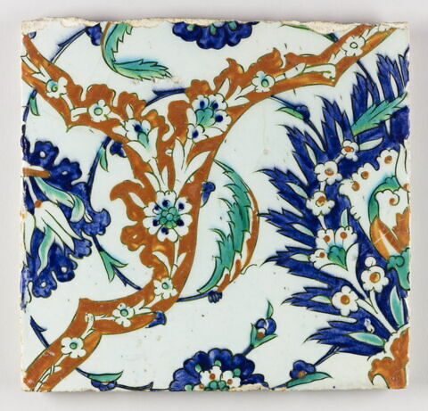 Carreau à décor de médaillons formés d'arabesques florales, de palmettes feuillues et de fleurs composites, image 2/2