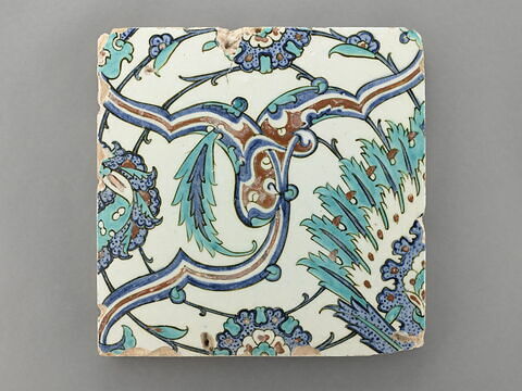 Carreau au réseau de rumi et de fleurs saz feuillues, image 1/1