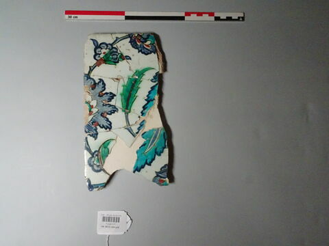 Fragment de carreau aux palmettes feuillues, aux feuilles dentelées enfermant une tulipe et aux fleurs épanouies saz, image 1/1