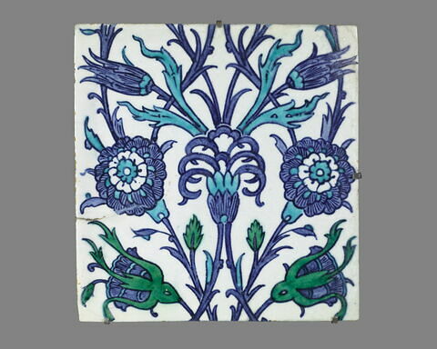 Carreau concourant à un décor de niche fleurie : réseau de quatre fleurs, image 1/1