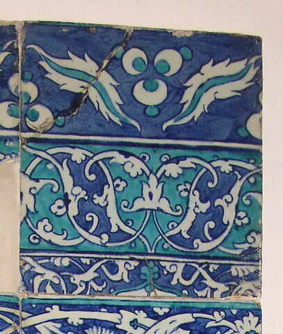 Carreau à double bordure à fleurons bifides rumi sur fond turquoise et à décor de cintemani sur fond bleu, image 2/2