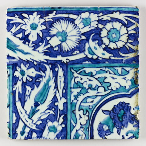 Carreau d'un panneau à niche fleurie et bordure de rinceaux fleuris sur fond bleu : le sommet de la niche, image 1/1