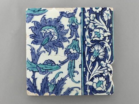 Carreau participant à un décor de grandes aiguières et fleurs saz, image 1/1