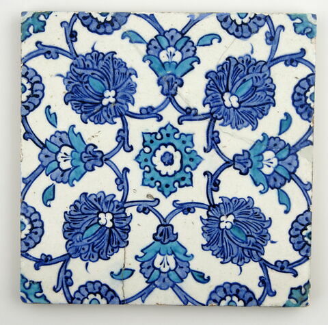 Carreau à rinceaux formant des figures géométriques et porteurs de fleurs saz, image 1/1