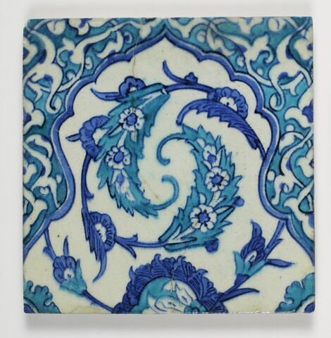 Carreau participant à un décor de niche meublée de feuilles dentelées incurvées : la niche, image 1/1