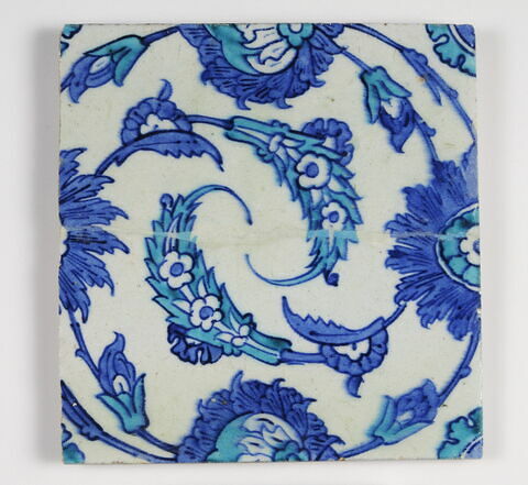 Carreau participant à un décor de niche meublée de feuilles dentelées incurvées : la niche, image 1/1