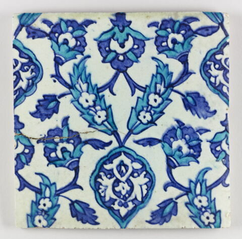 Carreau à décor de fleurs et de mandorles bleues et vertes, image 1/1