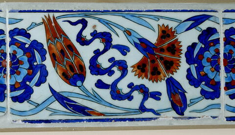 Carreau de bordure au rinceau de rosaces, quatre fleurs et nuages tchi, image 2/2