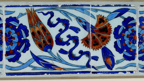 Fragment de carreau de bordure au rinceau de rosaces, quatre fleurs et nuages tchi, image 2/2