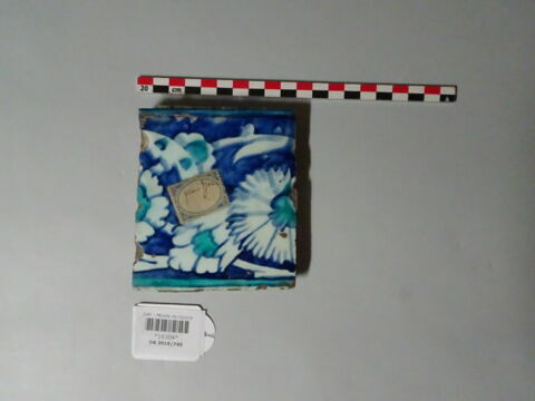 Fragment de carreau de bordure au rinceau porteur d'oeillet sur fond cobalt, image 1/1