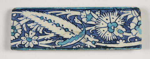 Carreau d'un bandeau à rinceaux à feuilles hanceri contenant une tulipe, image 1/1