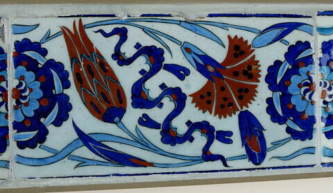 Carreau de bordure au rinceau de rosaces, quatre fleurs et nuages tchi, image 2/2