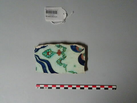 Fragment de carreau aux tigrures, ocelles et ruban de nuages, image 1/1