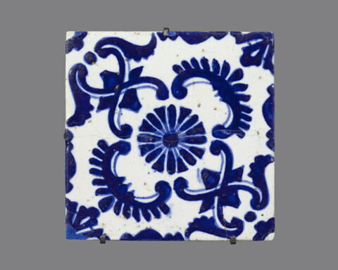 Carreau à décor de rosette dans des segments d'arcs, image 1/2