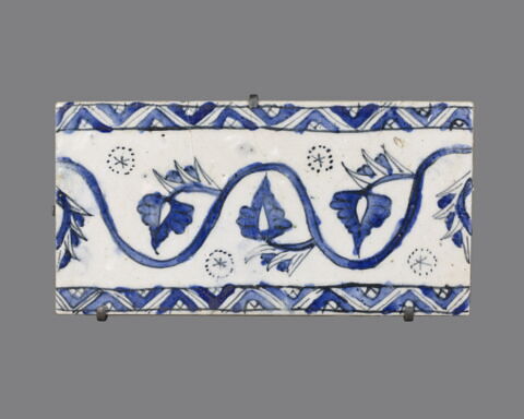 Carreau de bordure aux fleurs saz épanouies et petites feuilles. Frise de triangles, image 1/2