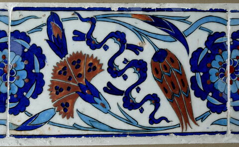 Carreau de bordure au rinceau de rosaces, quatre fleurs et nuages tchi, image 2/2