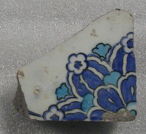 Fragment de carreau à fleur hatayi et feuilles hançeri