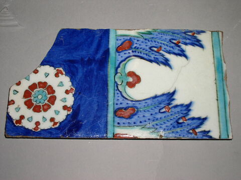 Carreau à bordure de fleurons altéernés cernant une inscription à fond bleu, image 1/1