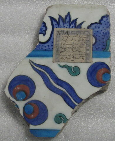Fragment de carreau de bordure à frise fleuronnée et bandeau de çintemanis et tigrures