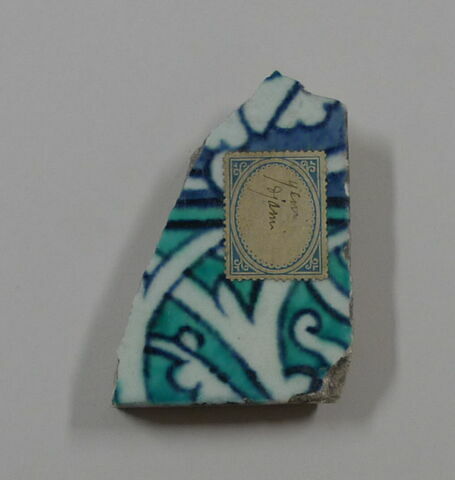 Fragment de carreau de bordure au rinceau à fleurs composite sur fond cobalt et rumis sur fond turquoise, image 1/1