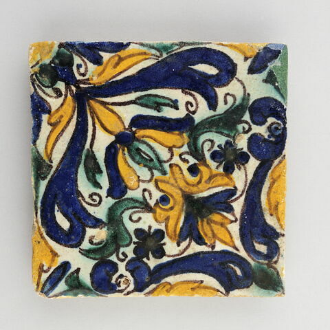 Carreau à décor d'arabesques géométriques et florales bleues, jaunes et vertes, image 1/1