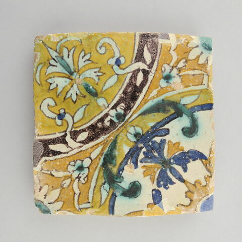 Carreau à décor de médaillons tangents décorés d'éléments végétaux stylisés