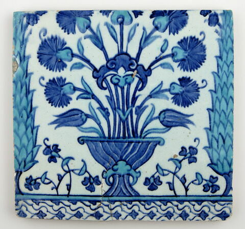 Carreau au vase d'oeillets rayé et noeud bleu sur frise de lambrequins emboîtés