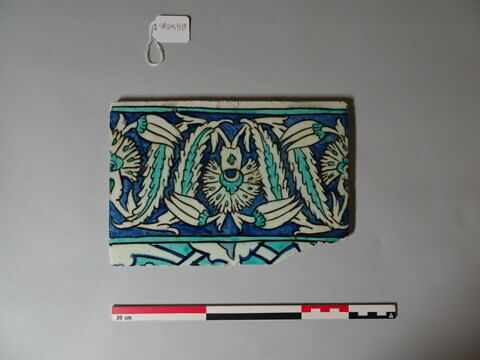 Carreau de bordure aux oeillets, tulipes et feuilles dentelées sur fond bleu, image 1/1