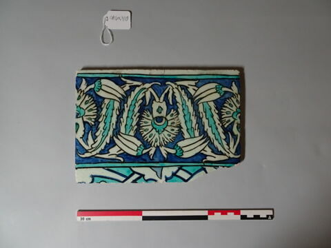 Carreau de bordure aux oeillets, tulipes et feuilles dentelées sur fond bleu, image 2/2